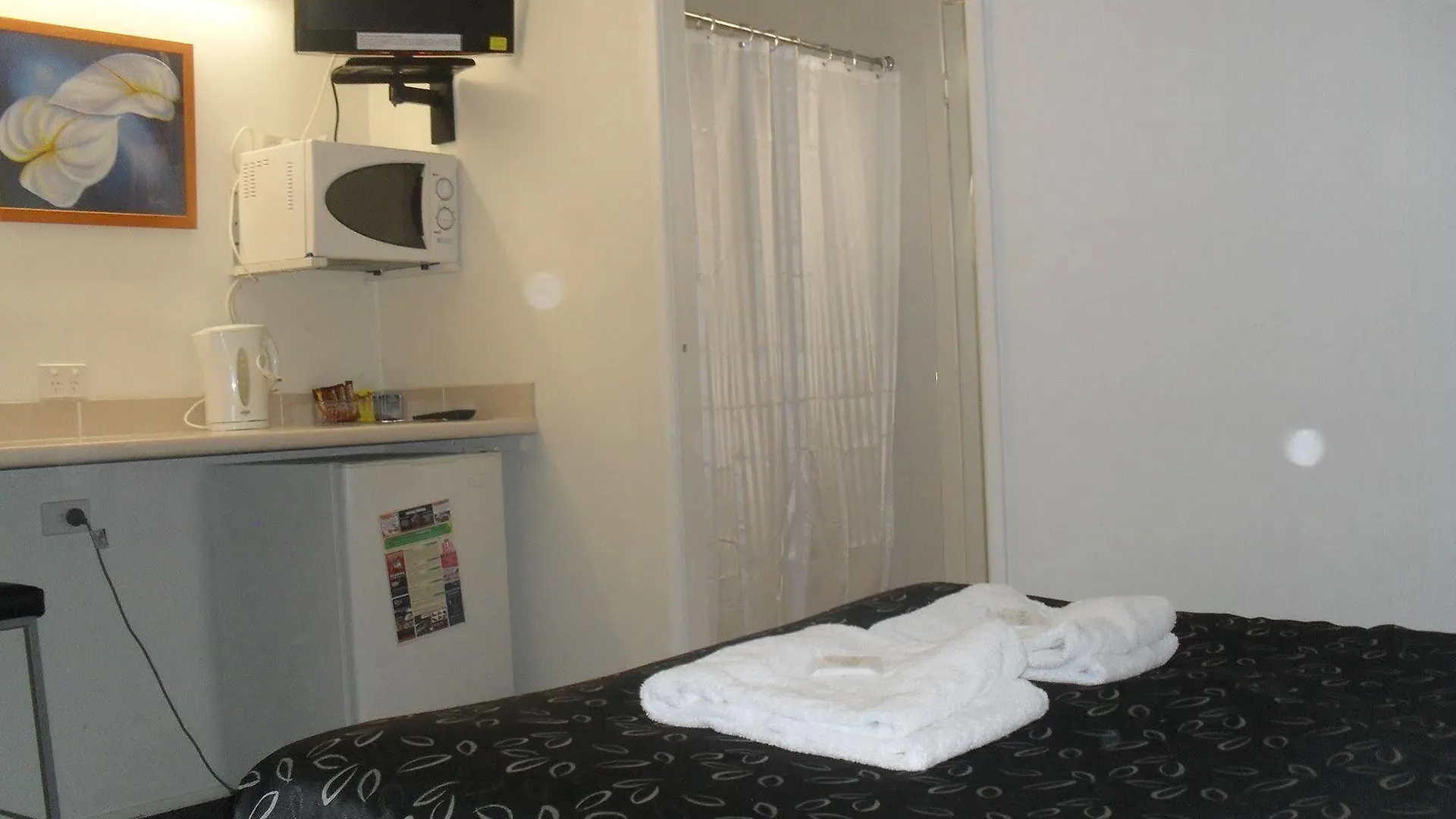 בונדברג Charm City Motel